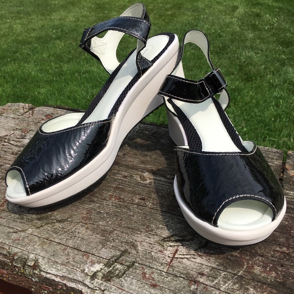 easy spirit anti gravity sandals